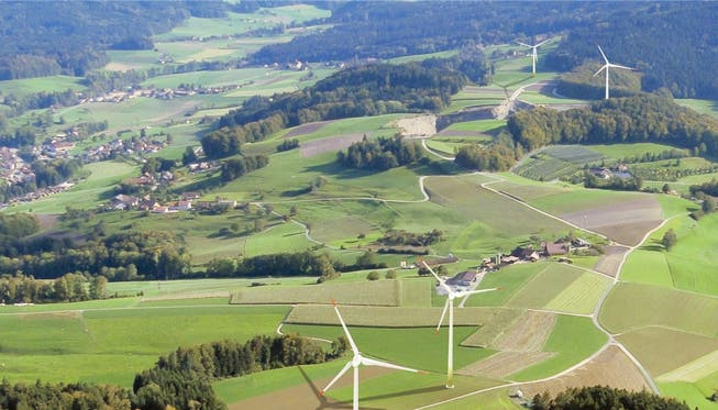 Den künftigen Windpark «uf em Chalt» gibt es erst virtuell: Die Fotomontage zeigt im Vordergrund die geplanten Windräder in Kirchleerau, dahinter jene auf Trienger Boden.