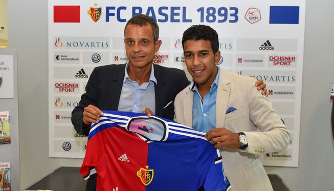 FCB-Präsident Bernhard Heusler mit dem neuen FCB-Spieler Ahmed Hamoudi.