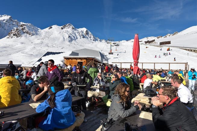 Schneesportler geniessen herrliches Wetter auf der Sonnenterrasse eines Bergrestaurants im Skigebiet Parsenn in Davos.