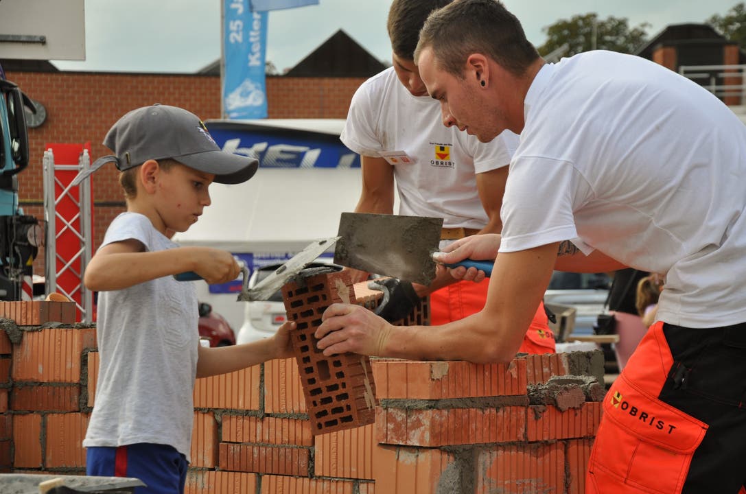Lehrlinge und junge Arbeiter helfen den Kleinen gern beim Bauen