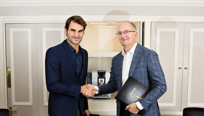 Roger Federer (links) und Jura-CEO Emanuel Probst