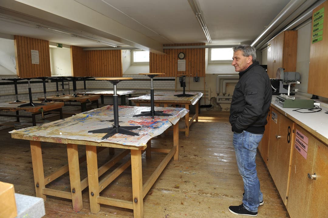 Juerg Vifian im Werkraum im Schulhaus II, der zu einem Mehrzweckraum umgebaut werden soll
