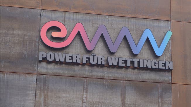 Schriftzug am neuen EWW-Gebäude in Wettingen.