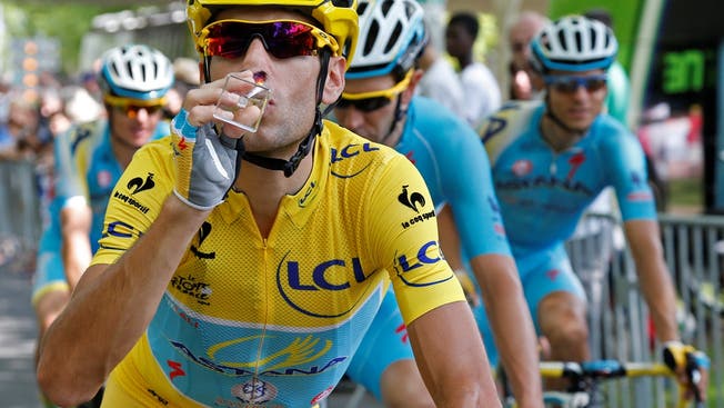 In Champagner-Laune: Tour-de-France-Sieger Vincenzo Nibali.
