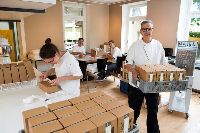Im ehemaligen «Metropol» werden Lebensmittel nicht mehr gekocht, dafür aber hergestellt. Die Arwo-Mitarbeiter bei der Arbeit, während Gruppenleiter Heinz Ammann eine Kiste Teigwaren für den Abtransport bereitstellt.