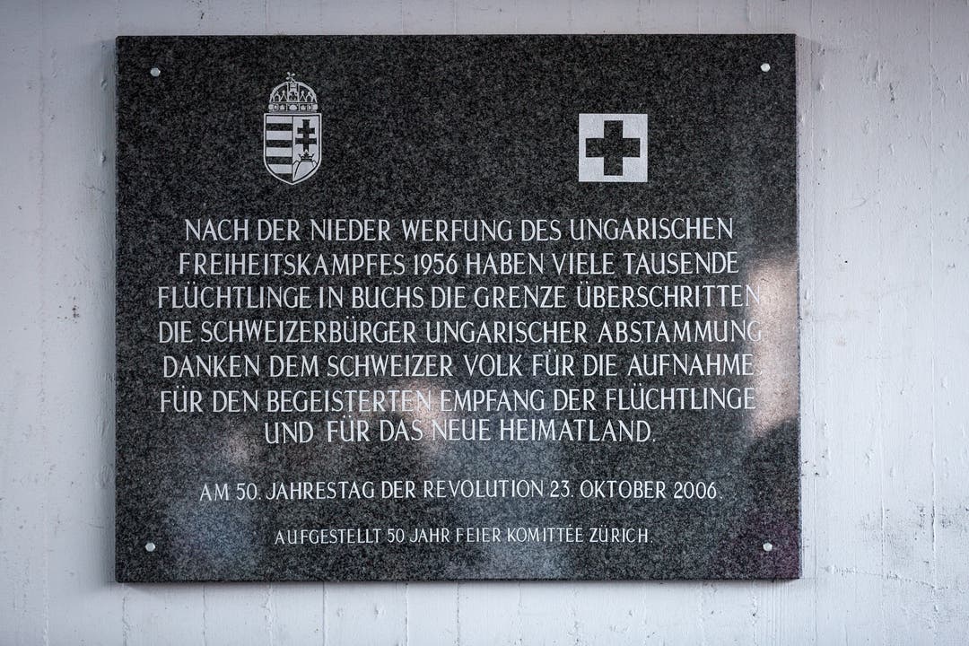Unweit davon: Gedenktafel an die Ungarn-Flüchtlinge auf dem Bahnhof Buchs.