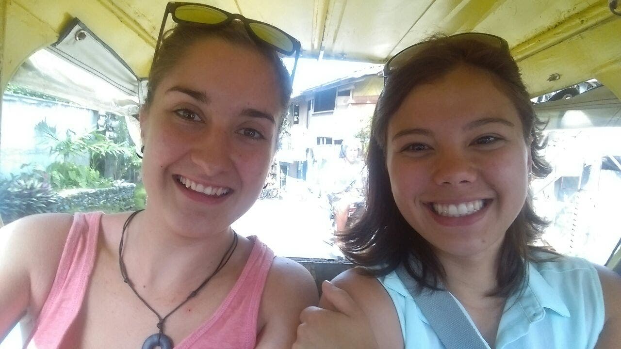 Marisa Crisci (19), Kaisten: Urlaub auf Boracay, Philippinen, Rechts auf dem Foto Jessica Roskosch (19)