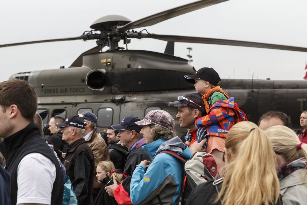 Die Zuschauer verfolgen bebannt die verschiedenen Helikopter-Vorführungen
