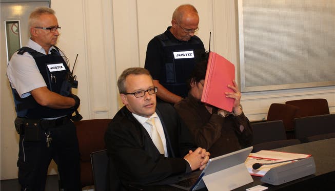 Der Angeklagte Paul P. mit seinem Verteidiger Alexander Kist beim Prozessauftakt vor dem Karlsruher Landgericht.