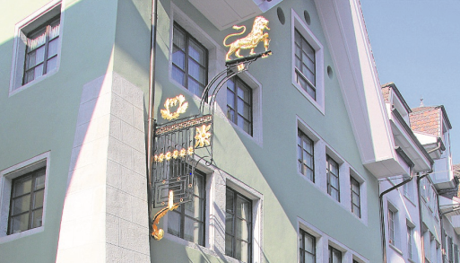 Über dem «Leue» hängt wieder ein prächtiges Wirtshausschild, ein goldener Löwe mit Becher.