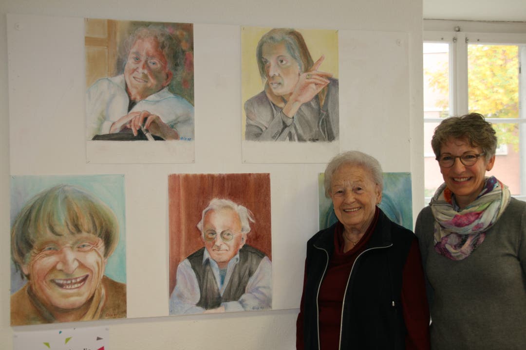 Margrith Gianolio (links) vor ihren Promi-Porträts, zusammen mit Tochter