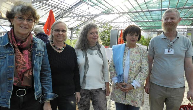 Die Laudatorin Rosmarie Groux (links) mit Irene Briner, Annafried Widmer, Bettina Ochsner und Martin Widmer. BA