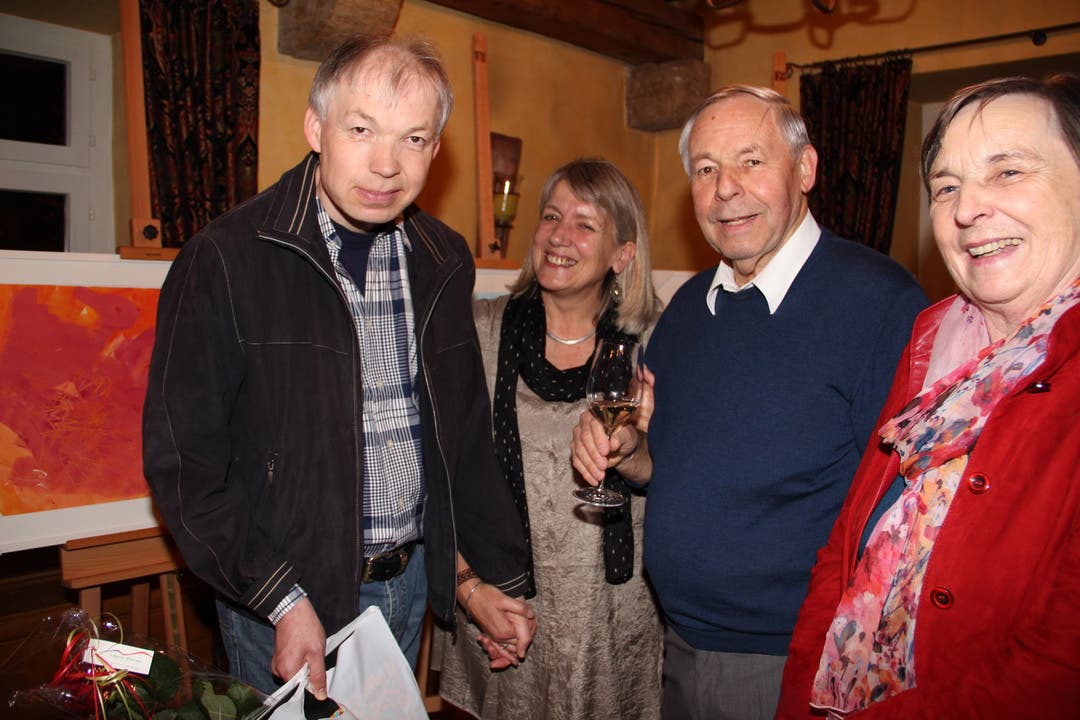 Künstler Andreas Schmid mit seiner Maltherapeutin Alice Tassinari, seinem Vater Sepp Schmid und der Tante Marita Knecht.