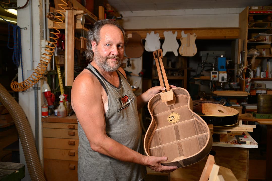 Jaberg mit dem unteren Teil, dem Klangkörper einer seiner selber gebauten Gitarren