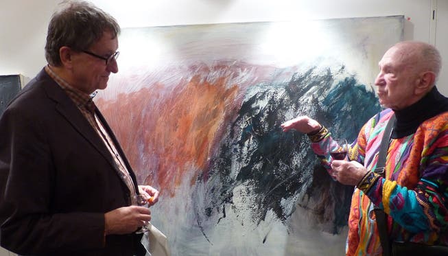 Franz-Friedrich Fischer (links) und Bruno Meier waren mit Geni Hüsser befreundet und diskutieren vor einem von Hüssers Gemälden. Ingrid Arndt