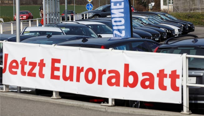 Der schwache Euro drückt die Neuwagenpreise, und in der Folge werden auch Occasionen günstiger. Für die Händler schrumpfen die Margen.