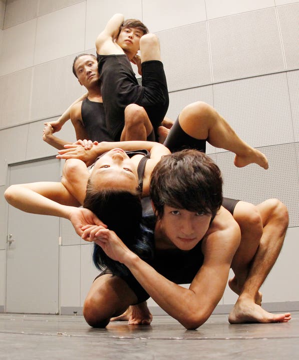 Contorsion Dance: Kinetic Art Group, Japan