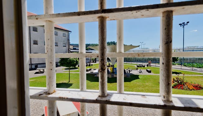 In einer Zelle in der Justizvollzugsanstalt Lenzburg sitzt der Dirnenmörder nun im fürsorgerischen Freiheitsentzug.