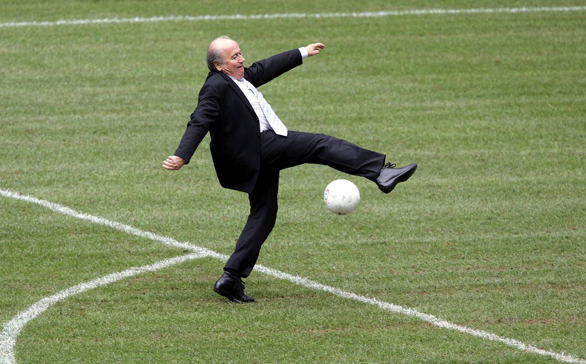 Juni 2005: Sepp Blatter liefert vor der Kamera einen Fehlschuss ab.