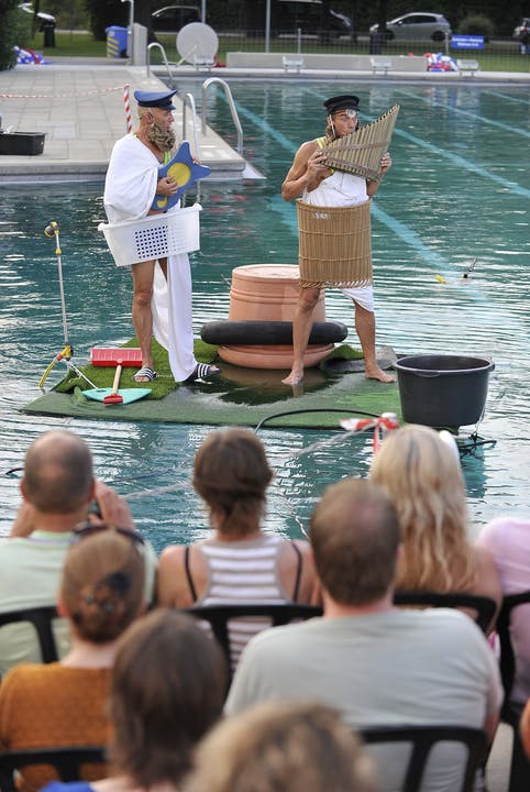 Die beiden haben zwei ganz spezielle Musikinstrumente mitgebracht. Volker (links) mit einer Schwimmmatten-Harfe, Thomas hat eine aufklappbare Panflöte dabei
