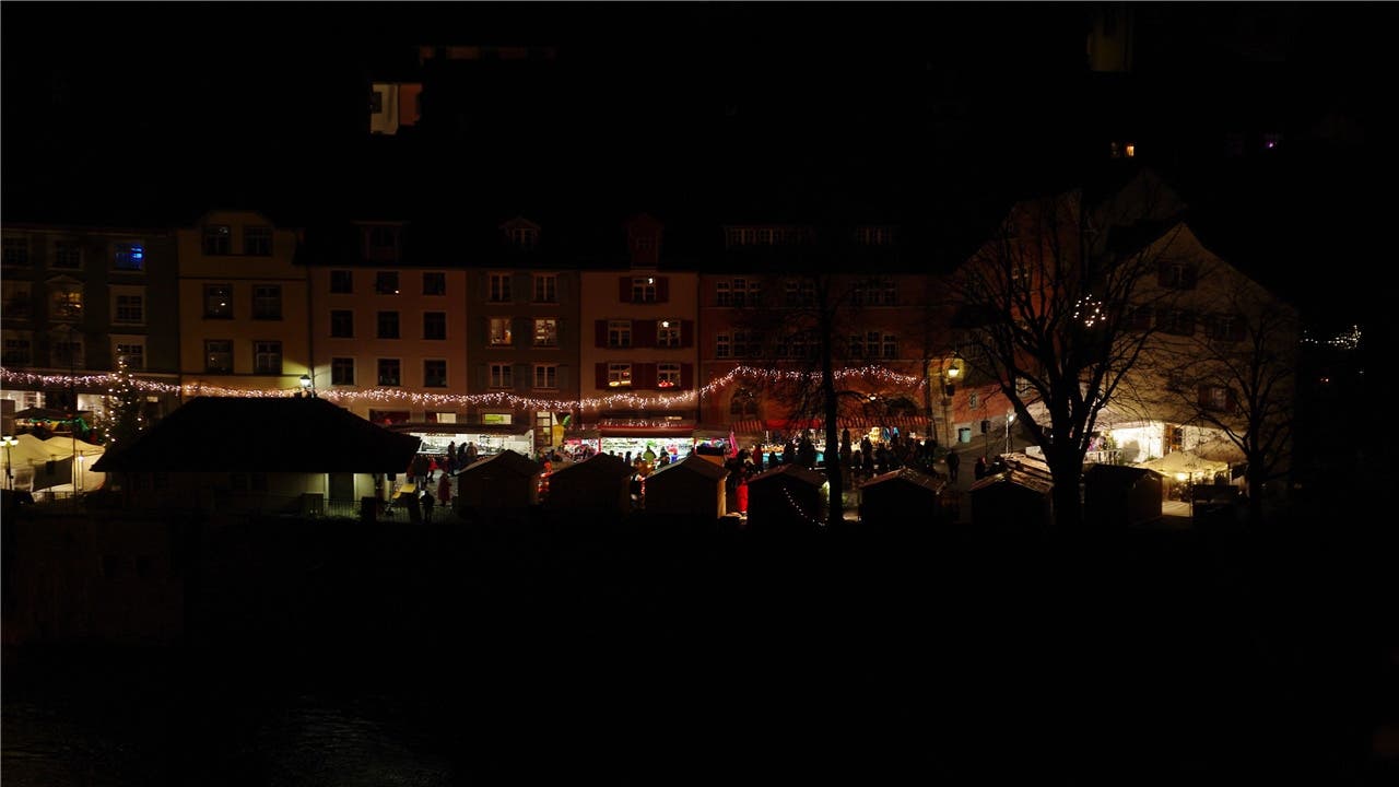 Blick auf das Weihnachtsmarkt-Treiben rund um den Laufenplatz von oben.