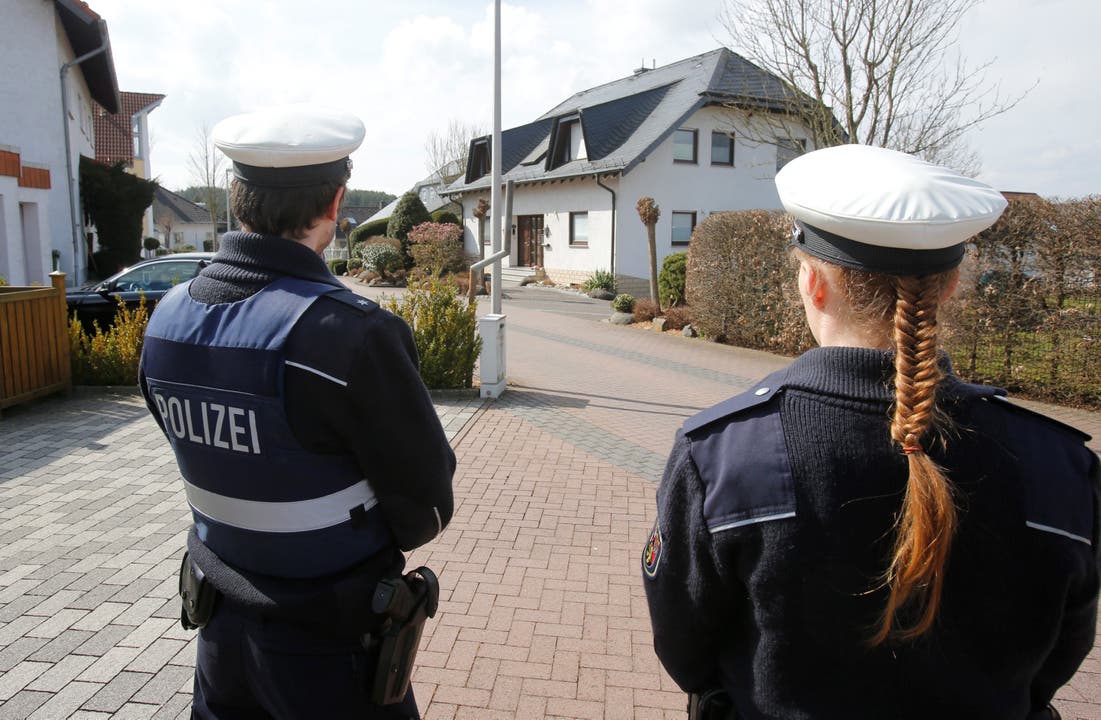 Die Polizei bewacht das Haus, in dem Co-Pilot Andreas Lubitz gewohnt hat.