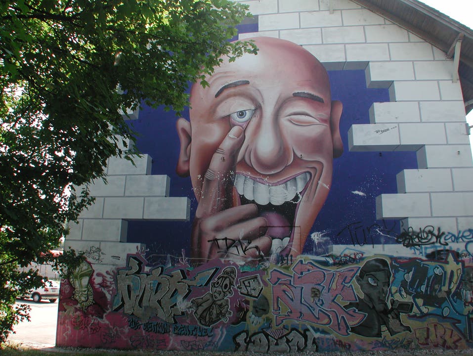 Der szenische Architekt Tomi Bricchi malte 1983 das grosse Graffiti auf dem ehemaligen Jugendhaus. Dabei inspirierte er sich bei "The Wall" von Pink Floyd.