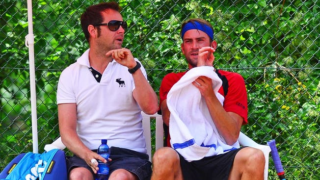 Federer-Coach Severin Lüthi (links) berät Michael Lammer beim Interclub-Auftritt in Trimbach.