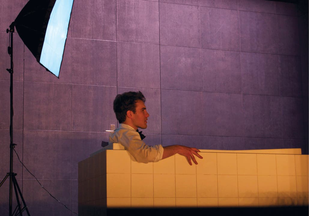 Stück «Mann in der Badewanne», das das Ensemble 2012 aufführte. Hier spielte Schoch Albert Wegelin, der plötzlich aufhörte zu essen.
