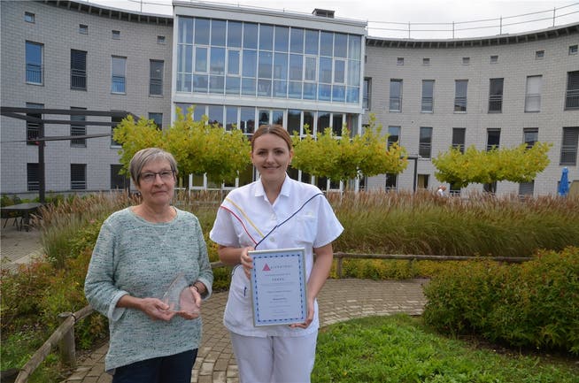 Für Susanne Boss, Bereichsleiterin Pflege (links), und Donjeta Hoxha, stellvertretende Leiterin Gruppe 3, ist der Preis der Alzheimervereinigung eine wertvolle Anerkennung ihrer Arbeit. ES