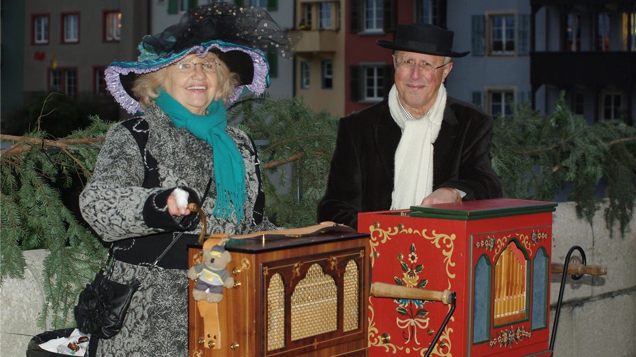 Beat und Agnes Kaiser unterhielten die Weihnachtsmarkt-Besucher mit ihren Drehorgeln.