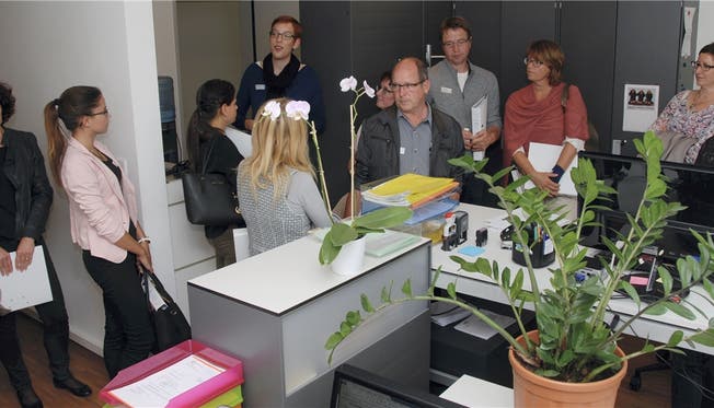 Gäste und Mitarbeitende der Sozialregion in einem der Büros am Standort Härkingen.