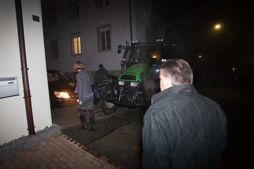 2011: Asyl-Aufstand in Bettwil. Ein Traktor blockiert Hochulis Fahrzeug aus Protest.
