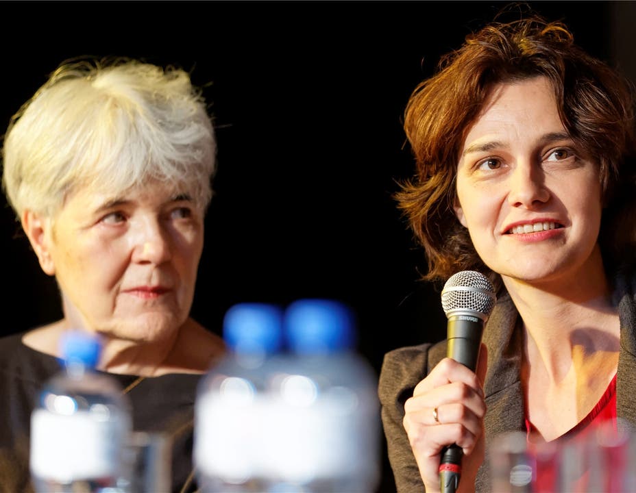 Die Autorin Eleonore Frey (links) hört ihrer Kollegin Katja Petrowskaja zu.