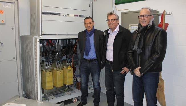 Salvi Donato (Livarsa GmbH), SWG-Chef Per Just und Peter Kilchenmann (Binder Electronic Components AG, von links) vor der neuen Einrichtung.