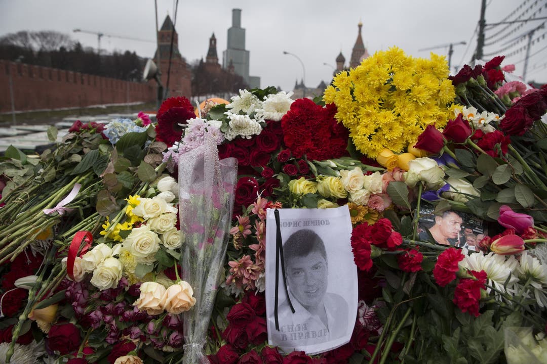 Blumenmeer am Tatort. Hier wurde Boris Nemzow ermordet.