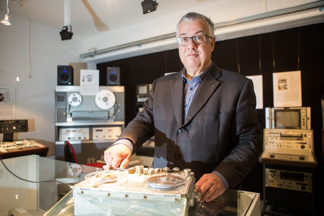 Museumsleiter und -gründer Felix Kunz mit einem Nagra-Tonbandgerät aus dem Hause Kudelski