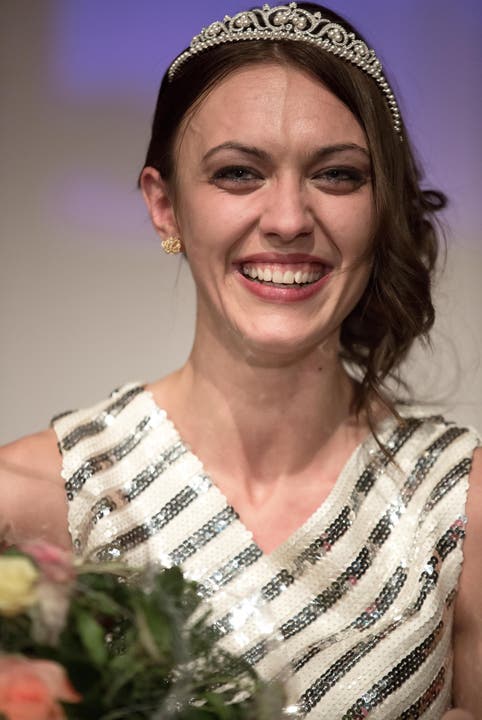 Die frischgebackene Miss Solothurn 2014 Irmela Sabotic im Freudentaumel