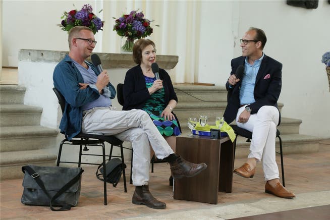 Im Künstlerhaus Boswil: Kabarettist Philipp Galizia (links), Politikerin Christine Egerszegi, Moderator Christian Zeugin.