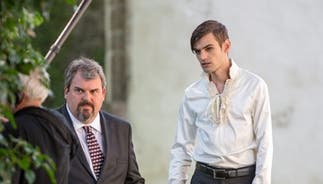 Fabio-Darsteller Reto Stalder (rechts, neben dem von Mike Müller gespielten Luc Conrad) beim Schloss Hallwyl, wohin er am Samstag zurückkehrt.