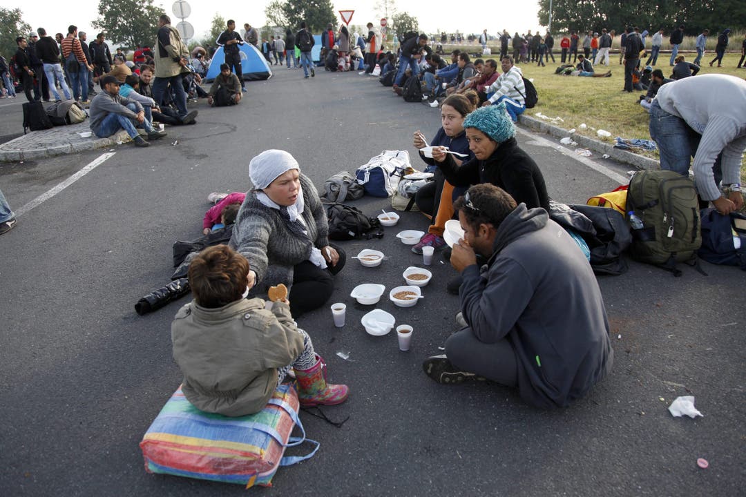 Flüchtlinge versammeln sich an einem Versammlungspunkt an der österr-ungarischen Grenze in der Nähe von Heiligenkreuz.