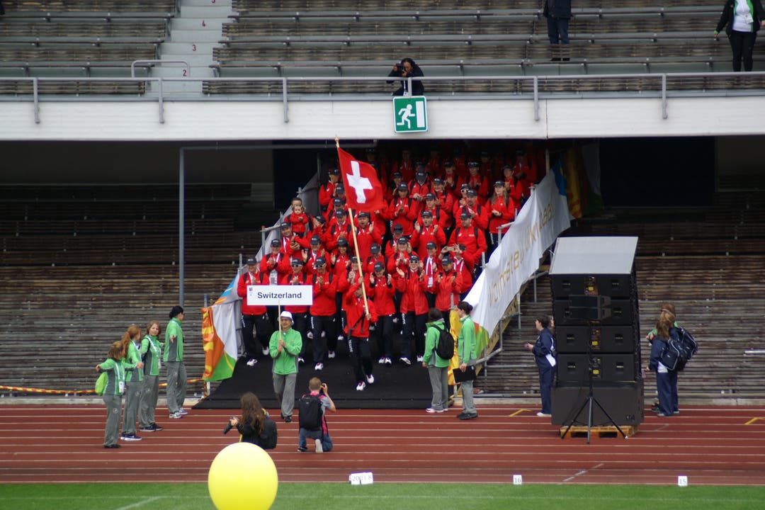 Die ersten Schweizer Turner kommen ins Stadion