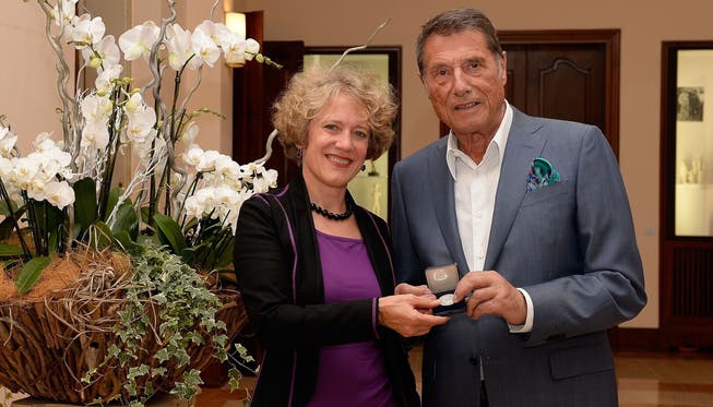 Corine Mauch, Stadtpräsidentin der Stadt Zürich, übergibt die Ehrenmedaille an Udo Jürgens.