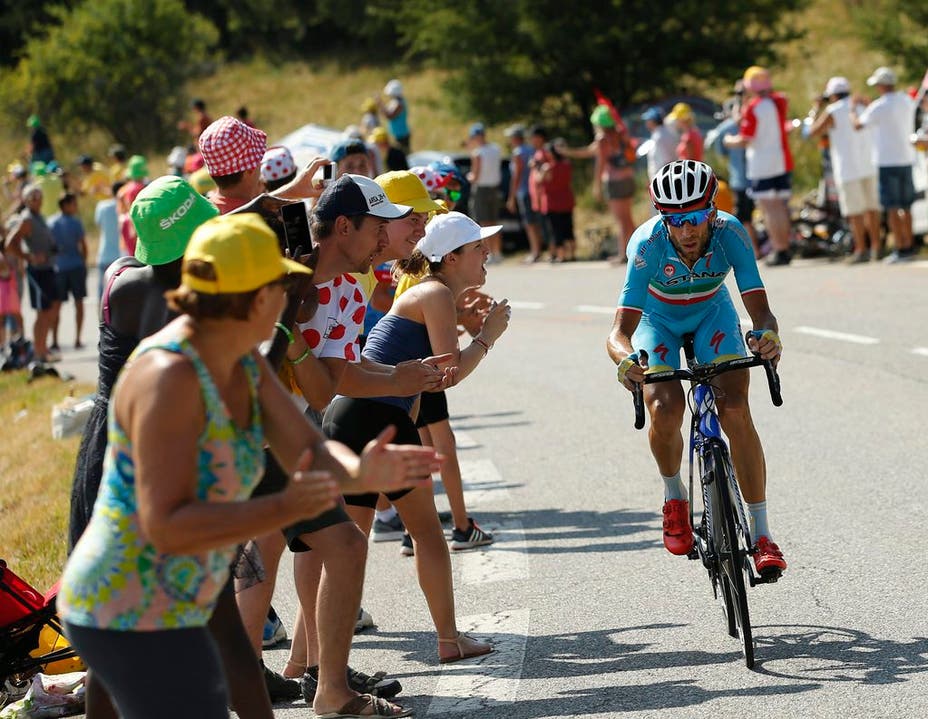 Vincenzo Nibali wird während eines Aufstiegs der 16. Etappe angefeuert