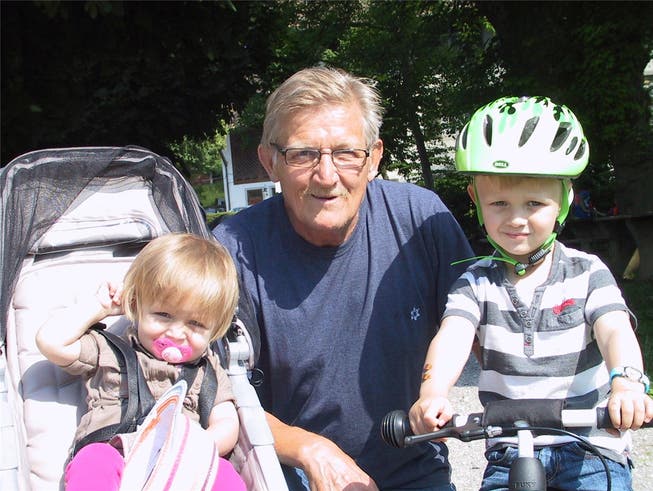 Ernst Hartmeier mit seinen Enkelkindern Linda und Robin. mst
