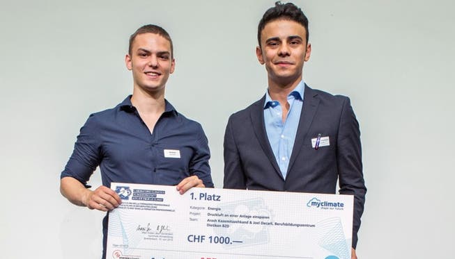 Der JOWA Polymechaniklernende EFZ Arash Kazemitazehkand (rechts) hat den Projektwettbewerb der myclimate Klimawerkstatt in der Sparte Energie gewonnen.