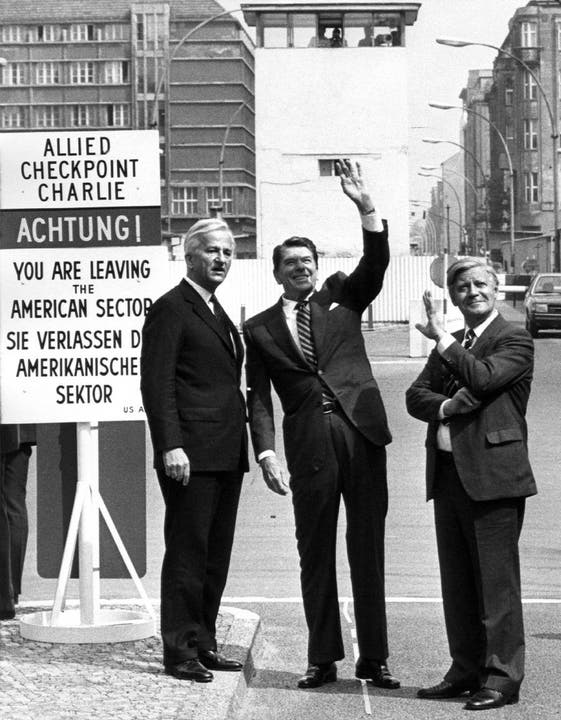 Mit Berlins Bürgermeister Richard von Weizsäcker (l.) und US-Präsident Ronald Reagan (m.) 1982