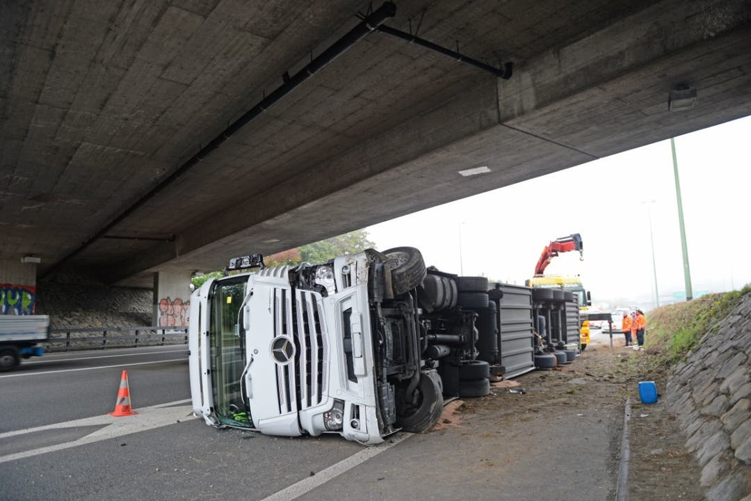 A1/Wallisellen: Lastwagen umgekippt