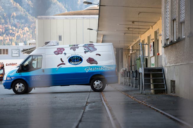 Blick auf einen Lieferwagen vor der Laderampe des Bündner Fleischhandelsunternehmens Carna Grischa. (Archiv)