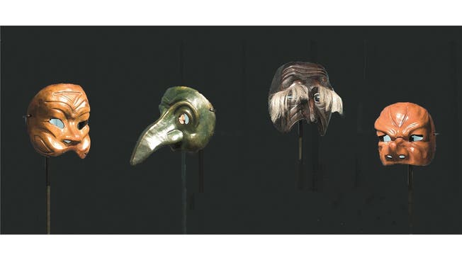Masken der Commedia dell’Arte (Arlecchino ganz links) in der aktuellen Ausstellung des Schweizerischen Nationalmuseums (SNM) «Maskiert. Magie der Masken». Zu sehen ist diese im Forum Schweizer Geschichte Schwyz.